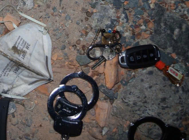 Súng và một số hung khí đối tượng Đỗ Anh Tuấn mang theo mình. (Ảnh: Công an Bình Phước)