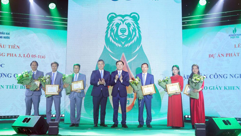 Tổng Giám đốc Petrovietnam Lê Ngọc Sơn và Phó Tổng Giám đốc Lê Mạnh Cường trao tặng Bằng khen cho các cá nhân xuất sắc.