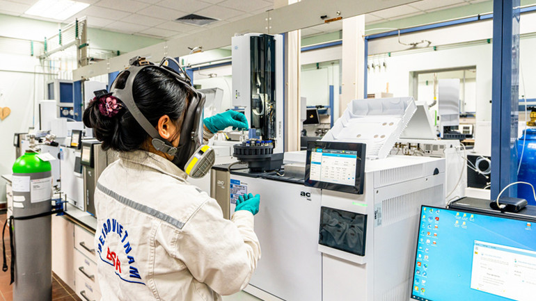 Cán bộ, kỹ sư nghiên cứu khoa học tại Công ty cổ phần Lọc hóa dầu Bình Sơn.