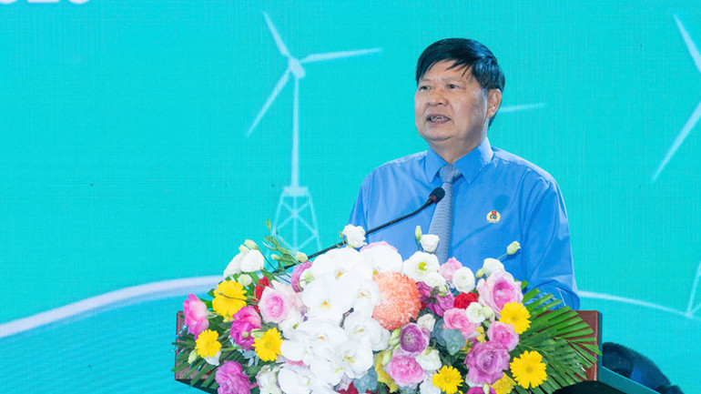 Phó Chủ tịch Tổng Liên đoàn Lao động Việt Nam Phan Văn Anh phát biểu tại buổi lễ.