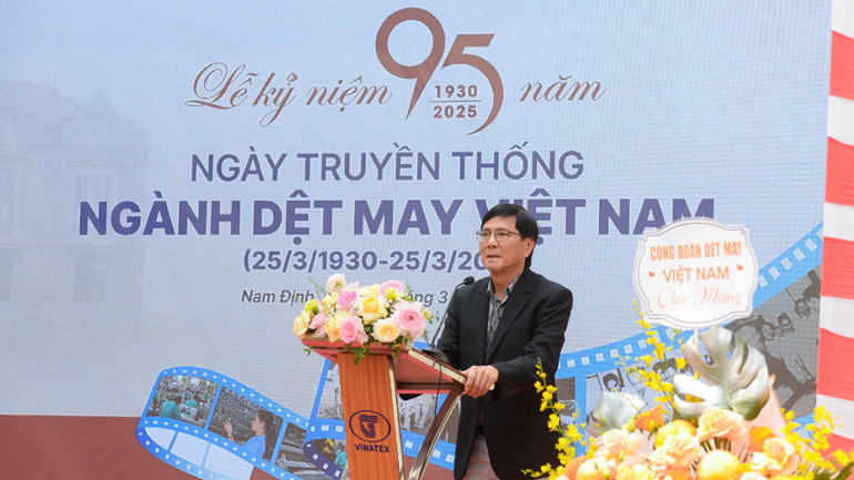 Nguyên Chủ tịch Hội đồng quản trị Tập đoàn Dệt may Việt Nam Lê Quốc Ân phát biểu tại buổi lễ.