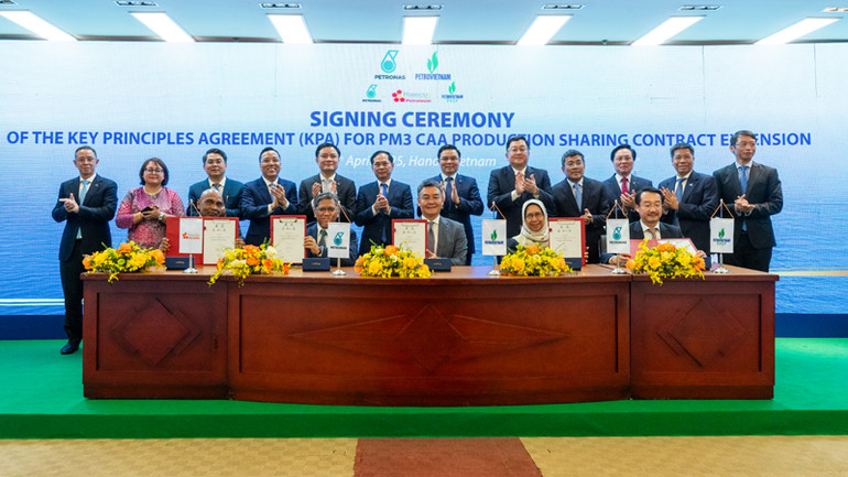 Các đại biểu chứng kiến lễ ký thỏa thuận nguyên tắc chính gia hạn hợp đồng chia sản phẩm dầu khí (PSC) tại Lô PM3 CAA.