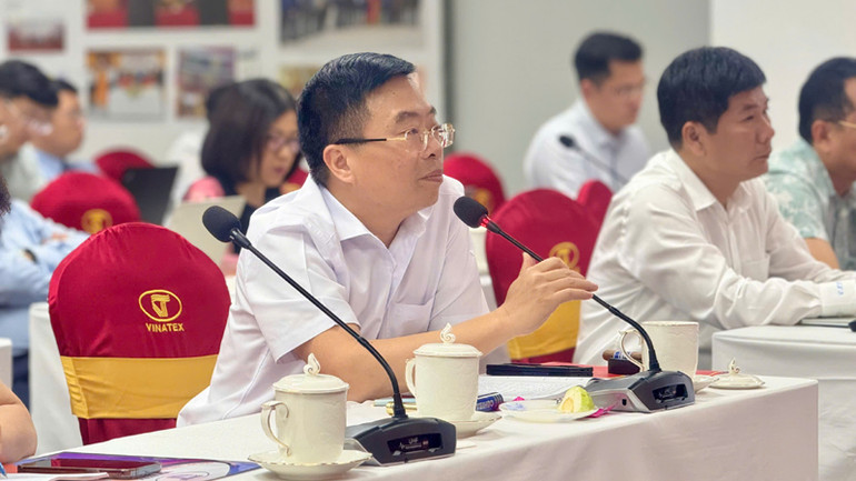 Chủ tịch Hội đồng quản trị Tập đoàn Dệt may Việt Nam Lê Tiến Trường chỉ đạo tại cuộc họp. Chủ tịch Hội đồng quản trị Tập đoàn Dệt may Việt Nam Lê Tiến Trường chỉ đạo tại cuộc họp.