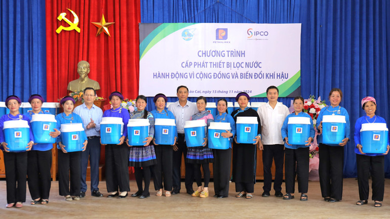 Chủ tịch Hội đồng quản trị Petrolimex Phạm Văn Thanh và lãnh đạo tỉnh Lào Cai trao tặng bình lọc nước tới người dân khó khăn trên địa bàn tỉnh.