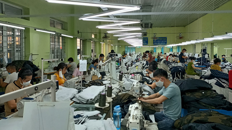 Sản xuất hàng may mặc tại Tổng công ty cổ phần Dệt may Nam Định. Sản xuất hàng may mặc tại Tổng công ty cổ phần Dệt may Nam Định.