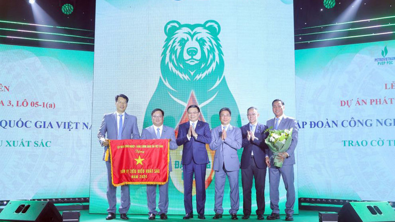 Chủ tịch Hội đồng thành viên Petrovietnam Lê Mạnh Hùng tặng thưởng đơn vị tiêu biểu xuất sắc cho PVEP-POC.