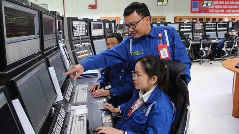 Cán bộ, kỹ sư của BSR đang theo dõi, chỉ đạo vận hành sản xuất.