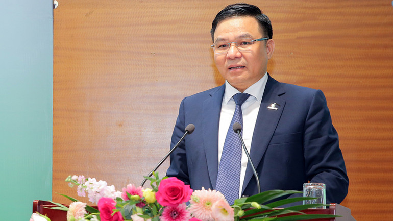 Chủ tịch Hội đồng thành viên Petrovietnam Lê Mạnh Hùng phát biểu tại lễ ký. Chủ tịch Hội đồng thành viên Petrovietnam Lê Mạnh Hùng phát biểu tại lễ ký.