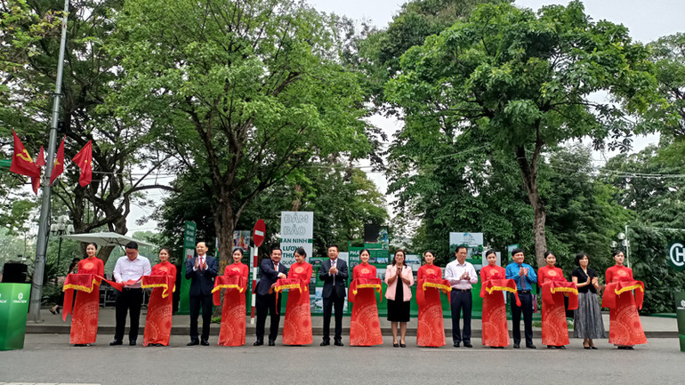 Các đại biểu cắt băng khai mạc Triển lãm ảnh Vinachem hành trình xanh hóa ngành hóa chất và Gian hàng bộ sản phẩm hàng tiêu dùng Vinachem.