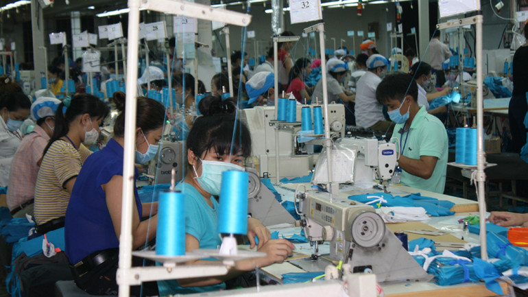 Sản xuất hàng may mặc xuất khẩu tại Công ty cổ phần Đồng Tiến.