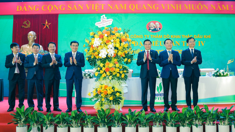 Thường trực Đảng ủy Petrovietnam tặng hoa chúc mừng Đại hội điểm của Đảng bộ Tập đoàn.