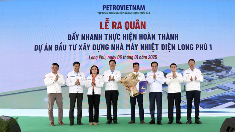 Lãnh đạo Petrovietnam trao trao quyết định Bí thư Đảng ủy, Trưởng ban Quản lý dự án Điện lực dầu khí Long Phú 1 cho ông Hà Đình Niên.