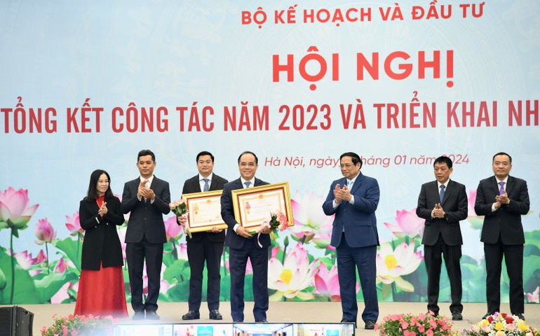 Thủ tướng Phạm Minh Chính trao các Huân chương Độc lập tặng các cá nhân xuất sắc của Bộ Kế hoạch và Đầu tư. Thủ tướng Phạm Minh Chính trao các Huân chương Độc lập tặng các cá nhân xuất sắc của Bộ Kế hoạch và Đầu tư.