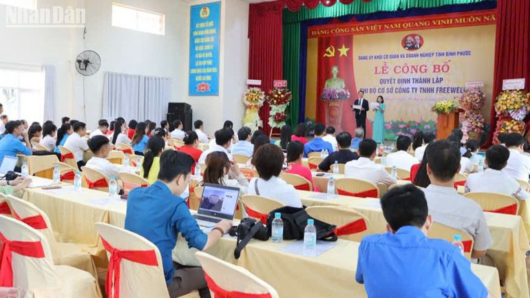 Lễ công bố Quyết định thành lập Chi bộ cơ sở tại Công ty Trách nhiệm hữu hạn Freewell.