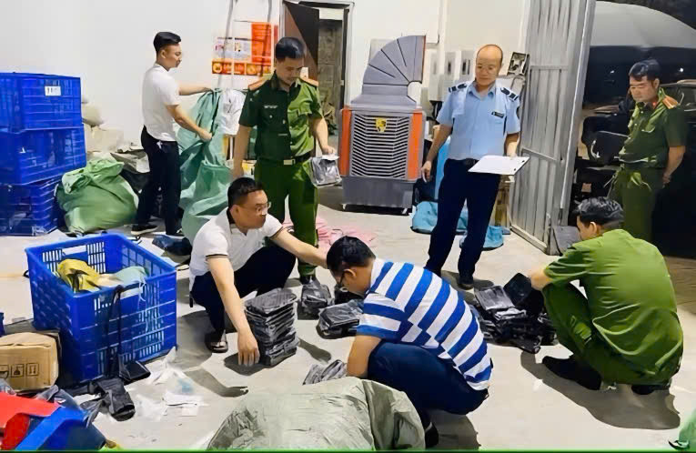 Lực lượng chức năng Vĩnh Phúc tăng cường kiểm tra hàng hóa. Lực lượng chức năng Vĩnh Phúc tăng cường kiểm tra hàng hóa.