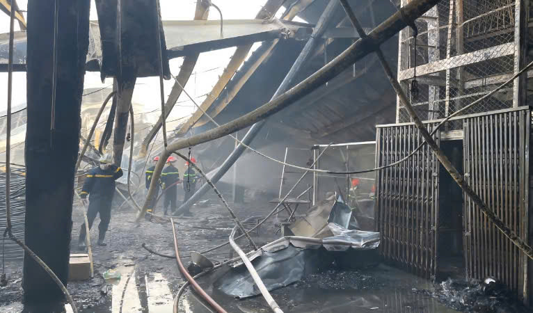 Tất cả hàng hóa, vật tư đều bị cháy.