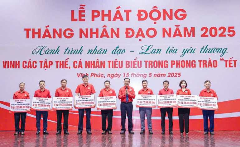 Chủ tịch Hội Chữ thập đỏ tỉnh Vĩnh Phúc Trần Phú Phương tiếp nhận ủng hộ của các huyện, thành phố.