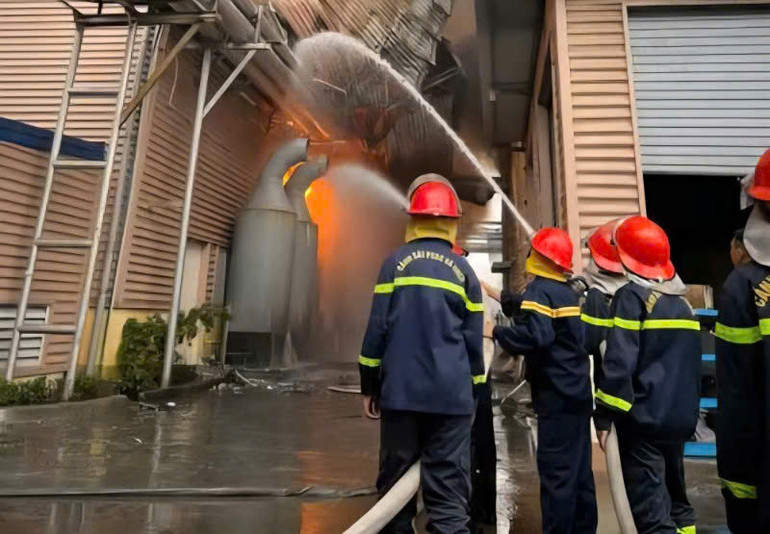 Lực lượng cảnh sát cố gắng dập lửa. Lực lượng cảnh sát cố gắng dập lửa.