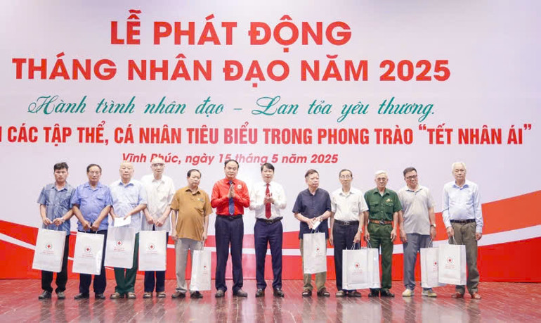 Lãnh đạo Ủy ban nhân dân tỉnh, Hội Chữ thập đỏ tỉnh trao quà tặng nạn nhân chất độc da cam/dioxin.