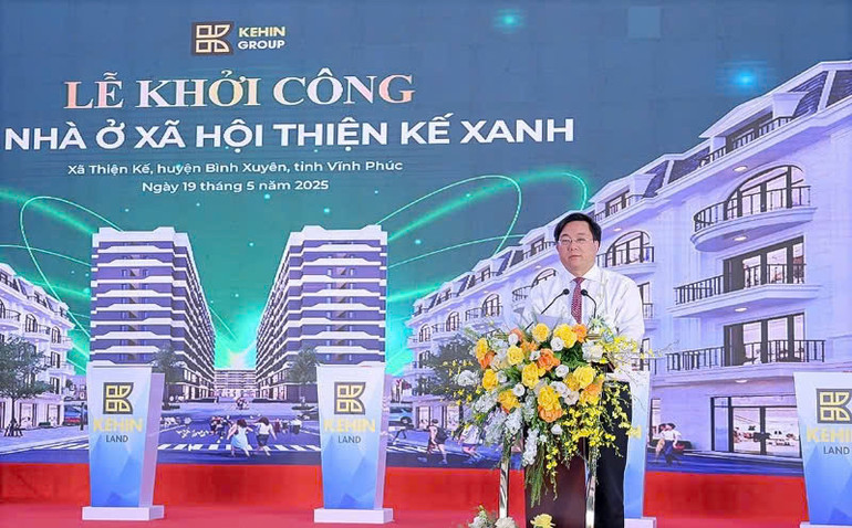 Chủ tịch Ủy ban nhân dân tỉnh Vĩnh Phúc Trần Duy Đông phát biểu ý kiến. Chủ tịch Ủy ban nhân dân tỉnh Vĩnh Phúc Trần Duy Đông phát biểu ý kiến.