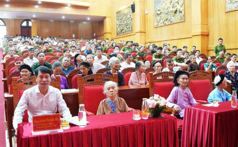 Toàn cảnh hội nghị.