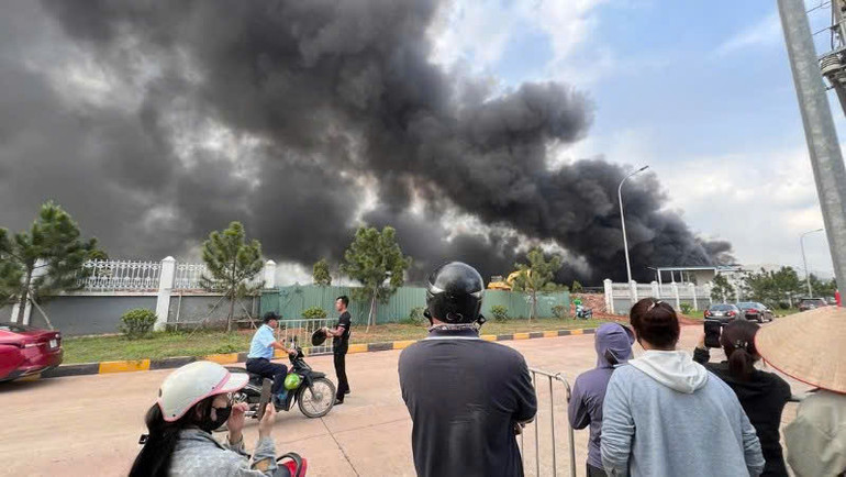 Đám cháy nhìn từ xa.