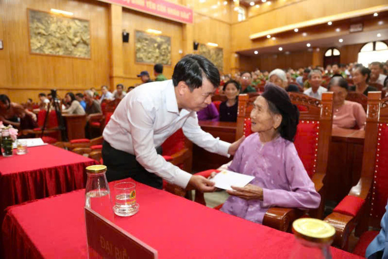 Phó Chủ tịch Ủy ban nhân dân tỉnh Nguyễn Khắc Hiếu tặng quà thân nhân liệt sĩ.