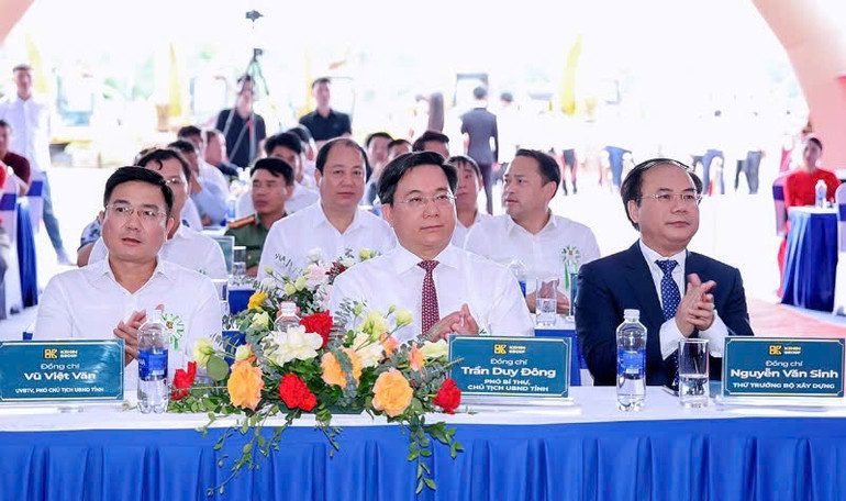 Lãnh đạo Bộ Xây dựng và tỉnh Vĩnh Phúc dự lễ khởi công. Lãnh đạo Bộ Xây dựng và tỉnh Vĩnh Phúc dự lễ khởi công.