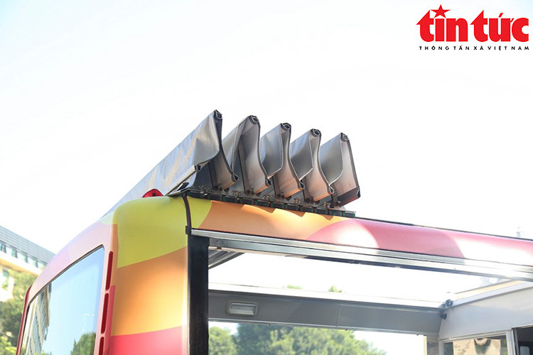 Bên trên xe buýt có bạt che nắng, che mưa.