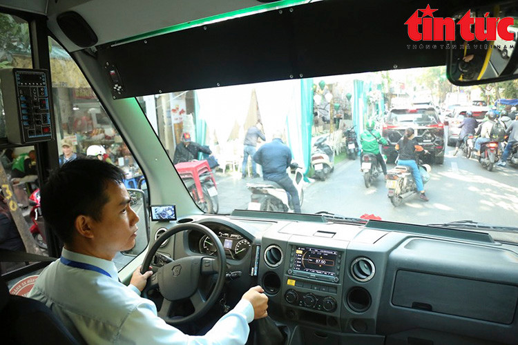 Ưu điểm của xe buýt City Tour “Thăng Long thắng cảnh&quot; là nhỏ gọn, có thể đi vào các tuyến phố cổ của Thủ đô.