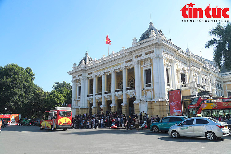 Tuyến City Tour 03 “Thăng Long thắng cảnh”, sử dụng xe buýt nhỏ một tầng thoáng nóc, sức chứa 20 chỗ ngồi, chính thức đi vào hoạt động.
