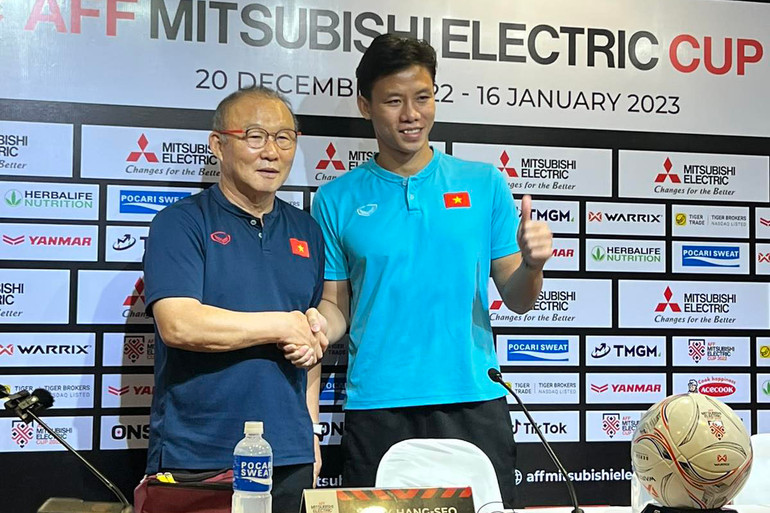 Huấn luyện viên Park Hang Seo và đội trưởng Quế Ngọc Hải chụp ảnh tại buổi họp báo.