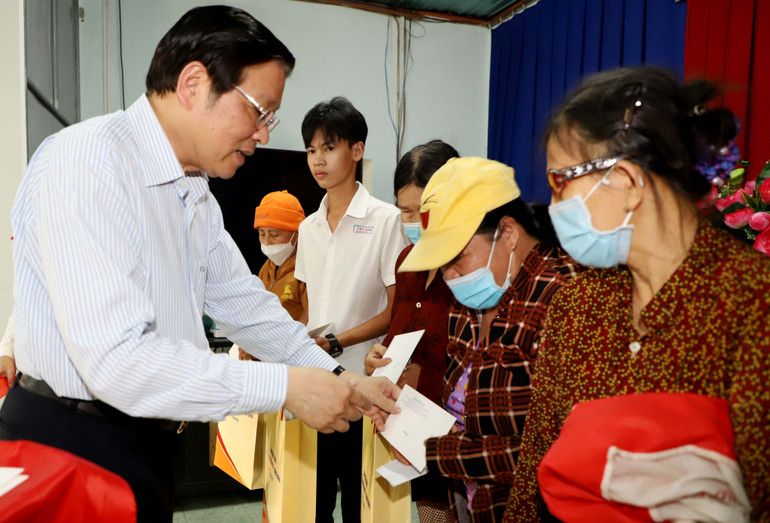 Trưởng Ban Nội chính Trung ương Phan Đình Trạc tặng quà gia đình chính sách và hộ nghèo.