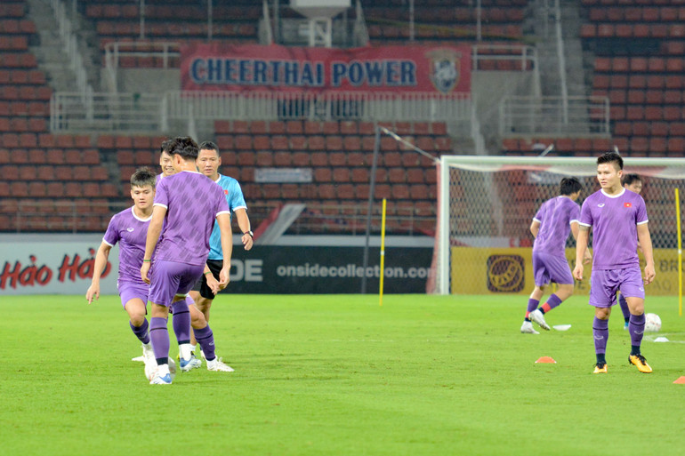 Các cầu thủ Việt Nam tại buổi tập trên sân Thamasat.