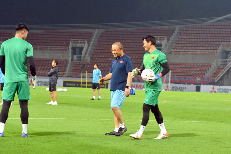 Huấn luyện viên Park Hang Seo và các tuyển thủ Việt Nam tỏ ra thoải mái tại buổi tập làm quen sân.