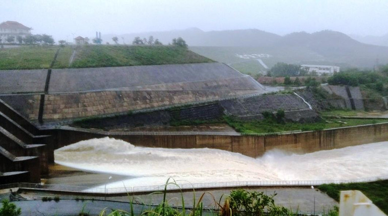 Hồ chứa thủy lợi Tả Trạch tăng cường điều tiết nước tăng dung tích phòng lũ về vùng hạ du.