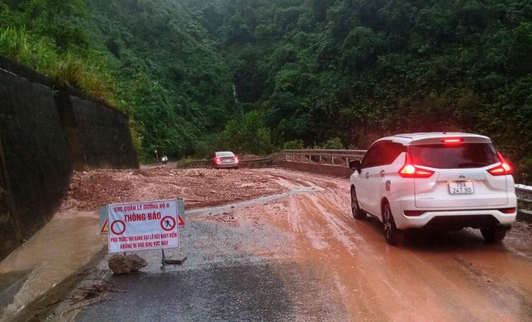 Dự báo mưa lớn sẽ gây nguy cơ sạt lở đất nhiều tuyến đường, vùng xung yếu trong tỉnh.