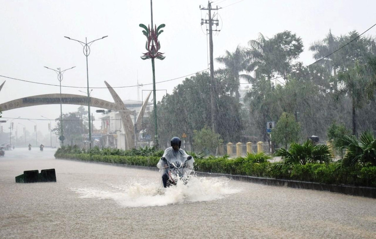 Thời tiết tại Thừa Thiên Huế được dự báo sẽ có mưa lớn từ tối 13 đến ngày 15/10 gây nguy cơ ngập úng diện rộng. Trong ảnh: Mưa lớn tại huyện miền núi Nam Đông.