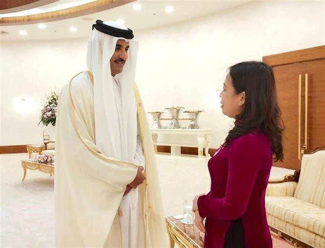 Phó Chủ tịch nước Võ Thị Ánh Xuân gặp Quốc vương Qatar Sheikh Tamim bin Hamad Al-Thani. (Ảnh: TTXVN)