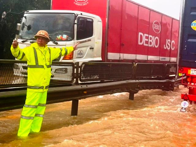 Quốc lộ 1A qua huyện Phú Lộc (tỉnh Thừa Thiên Huế) bị ngập nặng trong đợt mưa lớn gần đây.