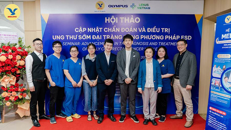 Bác sĩ Kenichiro Imai (thứ 6 từ trái qua phải) - Chuyên gia hàng đầu can thiệp đường tiêu hoá dưới tại Nhật Bản.