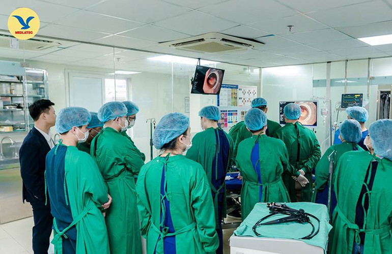 Bác sĩ thực hiện nội soi trên hệ thống máy Olympus EVIS X1 CV1500 (Nhật Bản) hiện đại tại MEDLATEC.