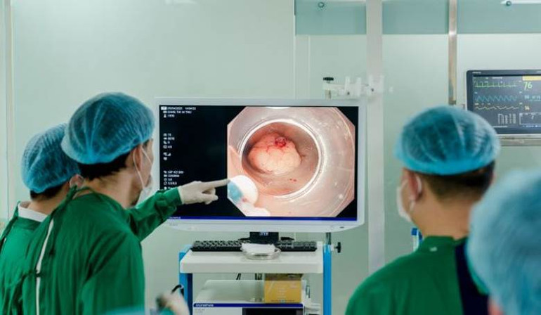 Thực hiện nội soi cắt tách dưới niêm mạc điều trị ung thư sớm (ESD) bằng hệ thống máy Olympus EVIS X1 CV1500 (Nhật Bản) tại MEDLATEC. Thực hiện nội soi cắt tách dưới niêm mạc điều trị ung thư sớm (ESD) bằng hệ thống máy Olympus EVIS X1 CV1500 (Nhật Bản) tại MEDLATEC.