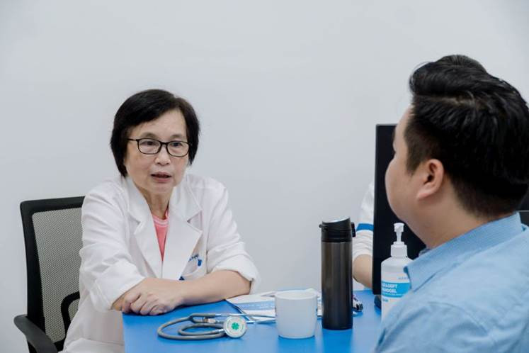 PGS.TS Nguyễn Thị Vân Hồng - Giám đốc Trung tâm Tiêu hóa, Hệ thống Y tế MEDLATEC; nguyên Phó trưởng khoa Tiêu hóa, Bệnh viện Bạch Mai; giảng viên bộ môn Tiêu hóa, Trường Đại học Y Hà Nội chia sẻ: “Đội ngũ y bác sĩ tại Trung tâm liên tục được cập nhật chuyên môn, đảm bảo tiếp cận chẩn đoán và điều trị bệnh nhân theo hướng cá thể hóa, đặc biệt là những ca bệnh phức tạp”. PGS.TS Nguyễn Thị Vân Hồng - Giám đốc Trung tâm Tiêu hóa, Hệ thống Y tế MEDLATEC; nguyên Phó trưởng khoa Tiêu hóa, Bệnh viện Bạch Mai; giảng viên bộ môn Tiêu hóa, Trường Đại học Y Hà Nội chia sẻ: “Đội ngũ y bác sĩ tại Trung tâm liên tục được cập nhật chuyên môn, đảm bảo tiếp cận chẩn đoán và điều trị bệnh nhân theo hướng cá thể hóa, đặc biệt là những ca bệnh phức tạp”.