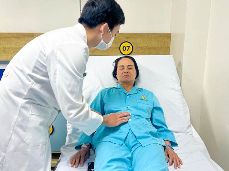 Bệnh nhân Đông Thị Huệ (62 tuổi, ở Hà Nội) được điều trị dứt điểm ung thư sớm đường tiêu hóa bằng phương pháp ESD tại MEDLATEC. Bệnh nhân Đông Thị Huệ (62 tuổi, ở Hà Nội) được điều trị dứt điểm ung thư sớm đường tiêu hóa bằng phương pháp ESD tại MEDLATEC.