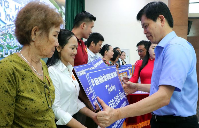 Thứ trưởng giao thông vận tải Lê Anh Tuấn trao giấy khen cho các hộ gia đình chấp hành tốt chính sách giải phóng và bàn giao mặt bằng.