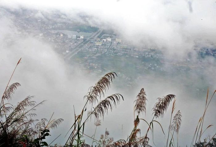 Thành phố Lai Châu ẩn hiện qua từng lớp mây.