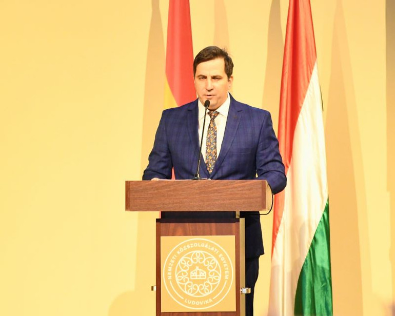 Hiệu trưởng Trường Đại học Hành chính công quốc gia Hungary Gergeli Deli phát biểu chào mừng Thủ tướng Phạm Minh Chính.