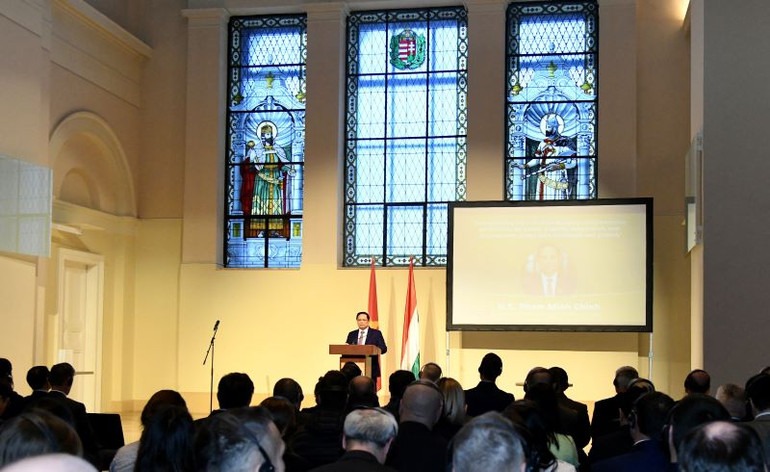 Quang cảnh buổi phát biểu chính sách.