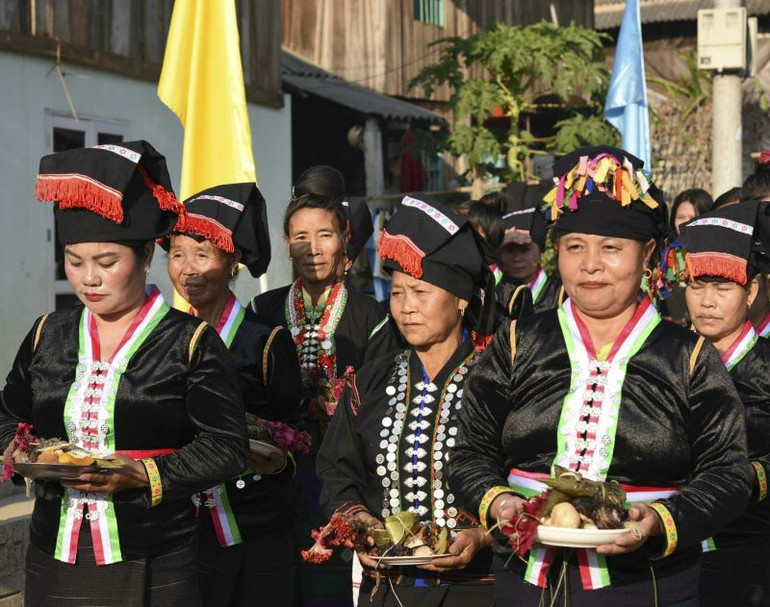 Đại diện cho các gia đình trong bản thành kính dâng vật phẩm lễ trong Tết Hoa. Đại diện cho các gia đình trong bản thành kính dâng vật phẩm lễ trong Tết Hoa.